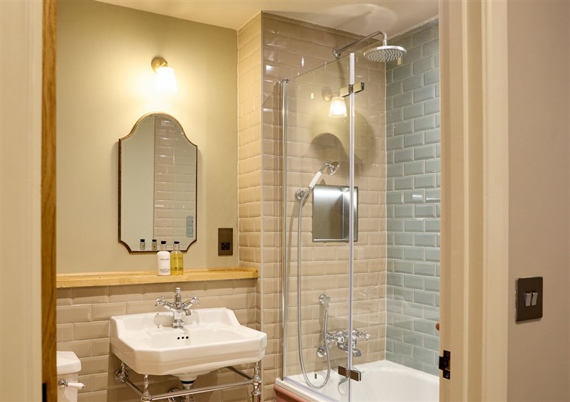 The bathroom at The Dovecote, Hopton