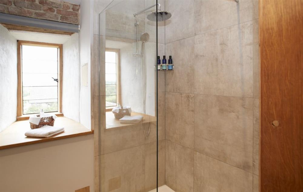 En-suite shower room with underfloor heating (photo 3) at The Dovecote, Pauntley