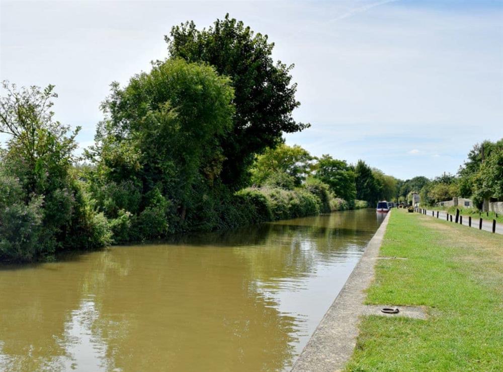 The property lies adjacent to the 18th Century Oxford Canal