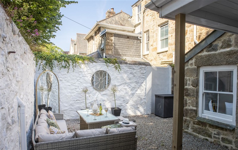 The setting (photo 2) at The Elms, Cornwall