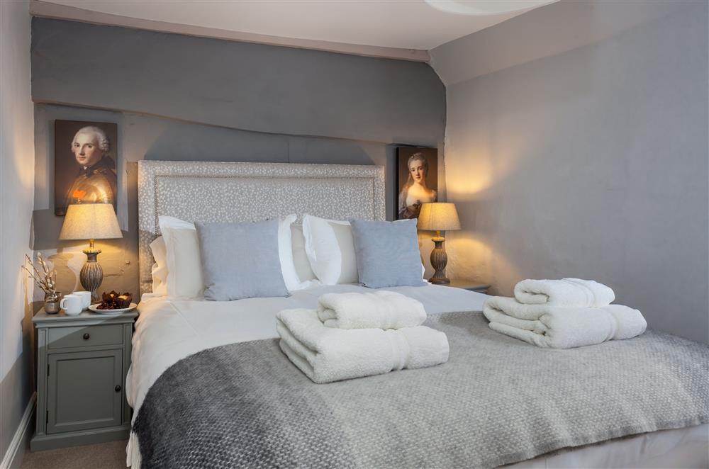 Bedroom one with a 5’ king-size bed at The Gables, Honeybourne