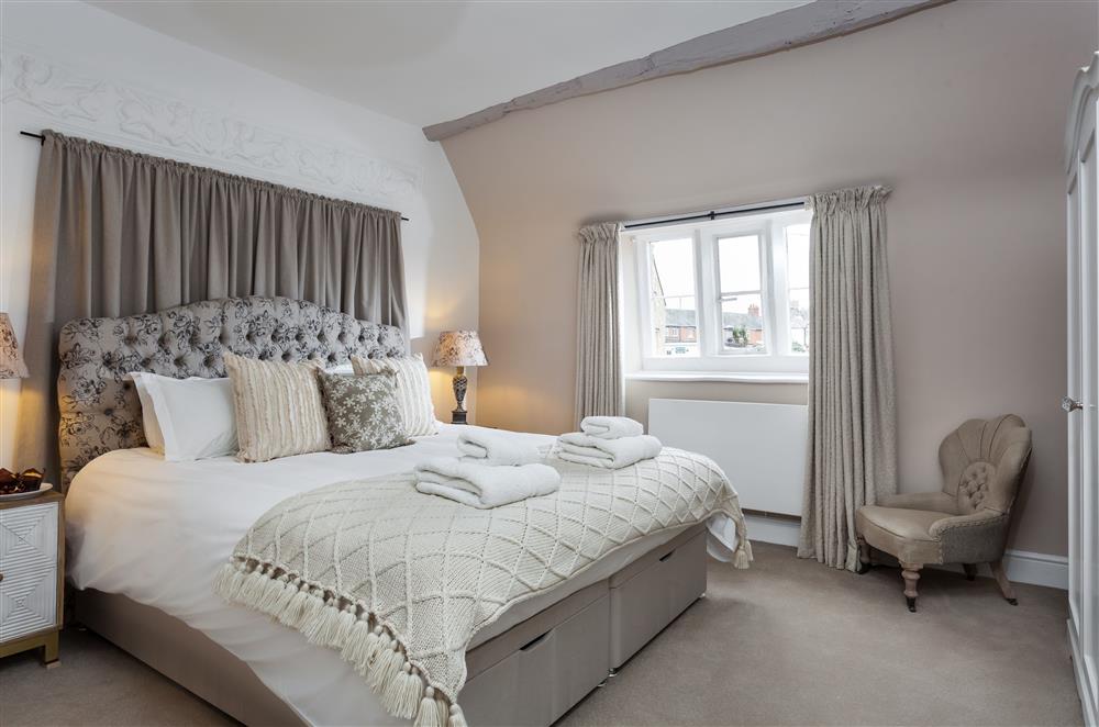 Bedroom three with a 5’ king-size bed  at The Gables, Honeybourne