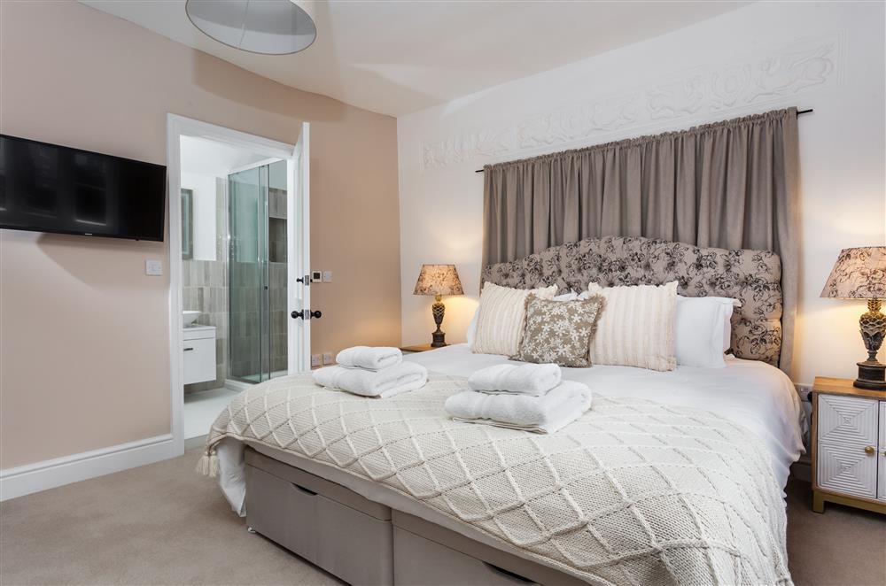 Bedroom three with en-suite shower room at The Gables, Honeybourne