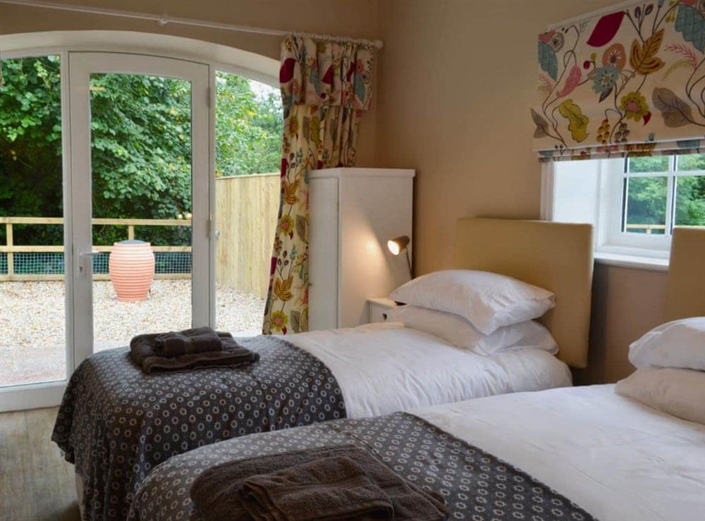 Twin bedroom with en-suite at The Garden Cottage in Rudston, near Bridlington, North Humberside