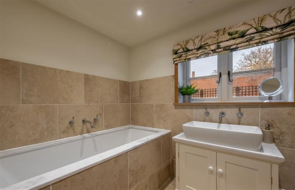 Ground floor: En-suite with bath, wash basin and WC at The Gardeners Cottage, Earsham near Bungay
