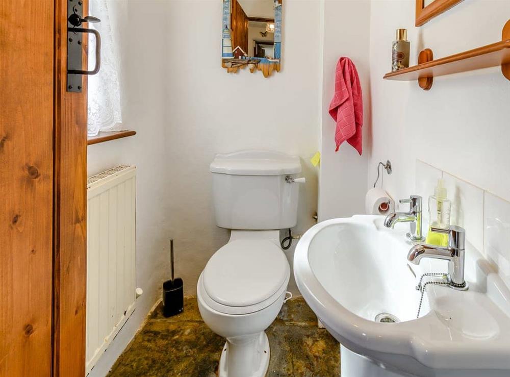 Bathroom at The Gatehouse in Castle Morris, Dyfed