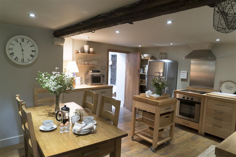 Large fully fitted kitchen with dining area (photo 2) at The Gates, Castle Combe