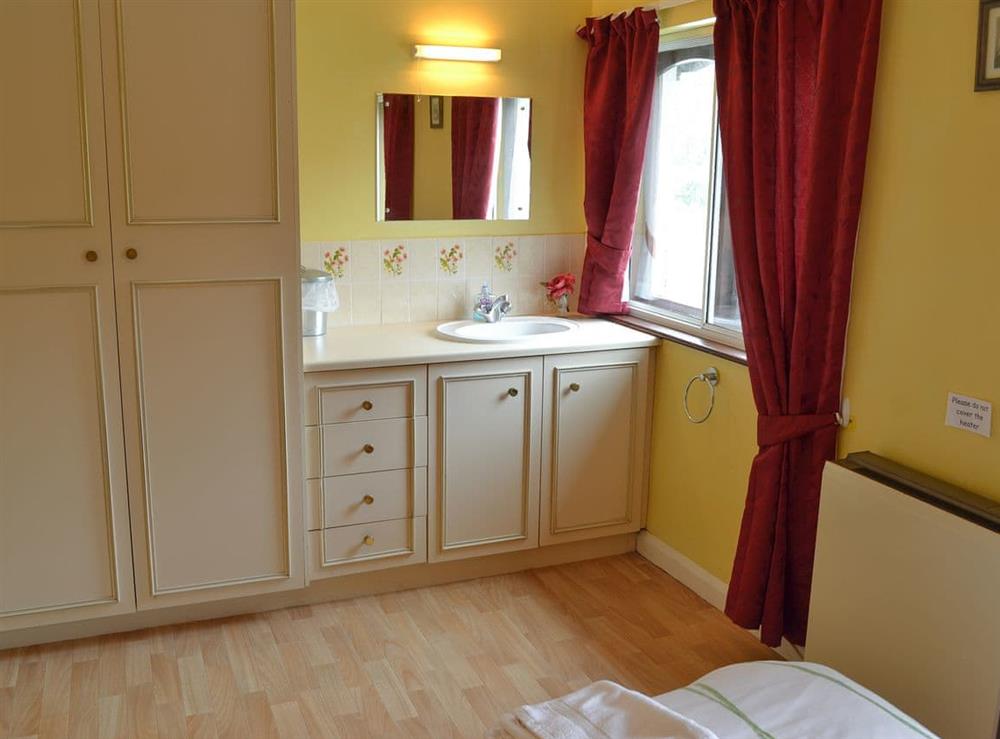 Twin bedroom (photo 2) at The Gazebo in Marazion, near Penzance, Cornwall