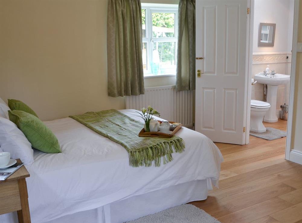 Double bedroom with en-suite at The Gin Gan Cottage in Ryal, near Corbridge, Northumberland