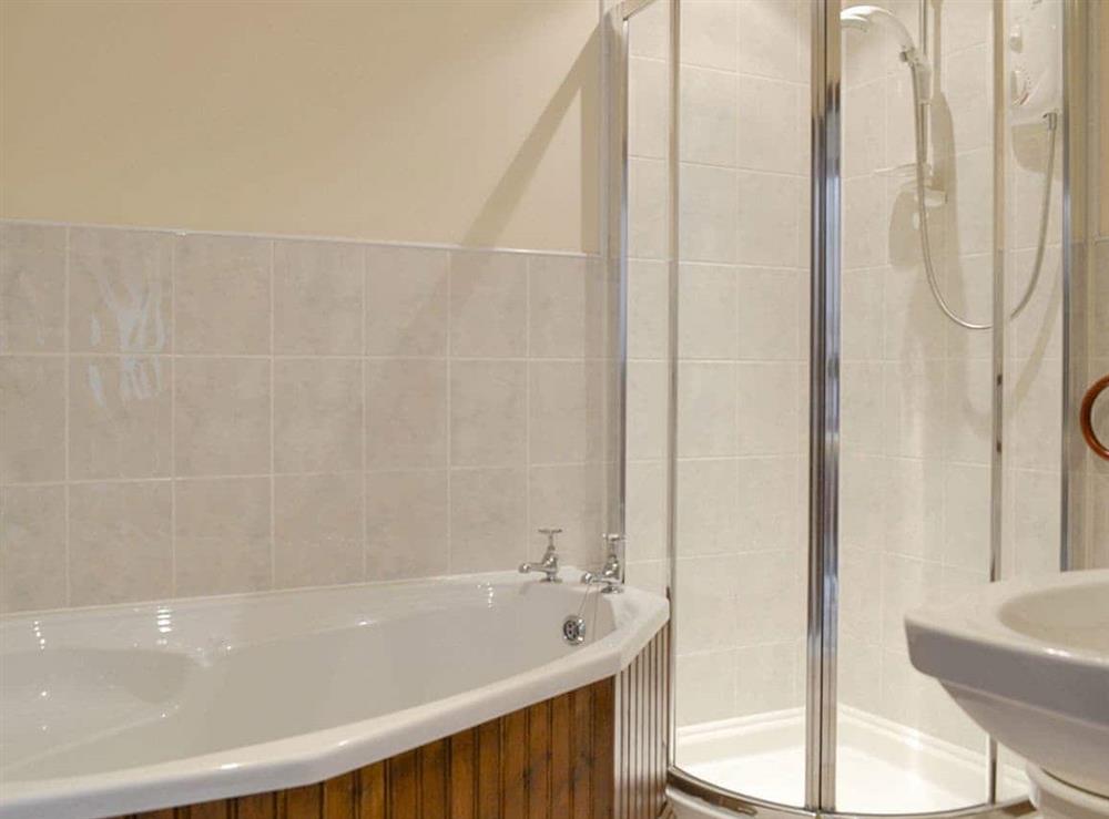 En-suite bathroom with separate shower cubicle at The Gingang in Frosterley, near Bishop Auckland, Durham