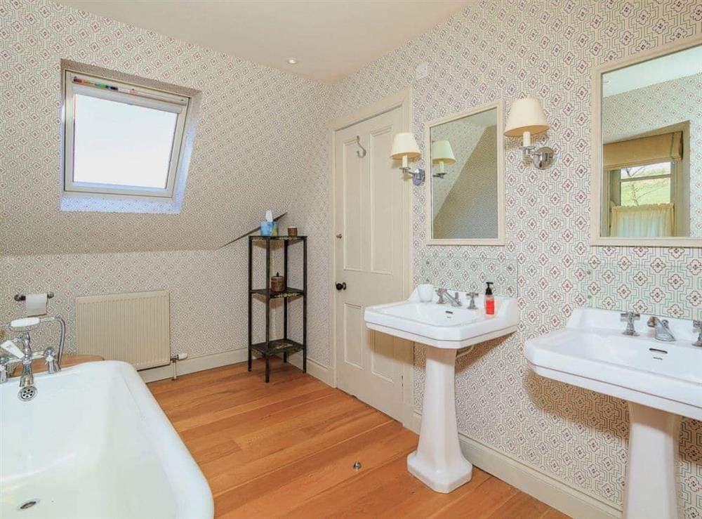 Spacious en-suite bathroom at The Glen Farmhouse in Shawhead, Dumfries., Dumfriesshire