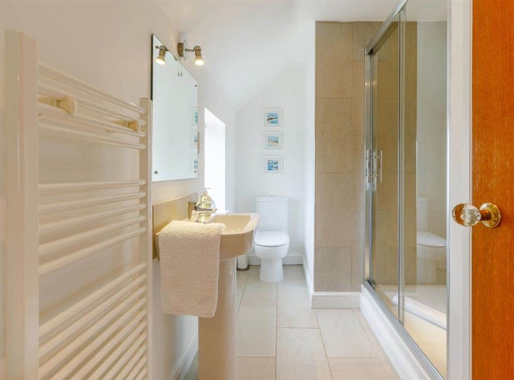 Spacious en suite shower room at The Granary in Aisby, Grantham, Lincolnshire