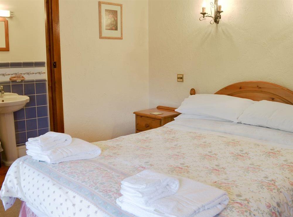 Double bedroom with en-suite at The Granary in Colyford, near Seaton, Devon