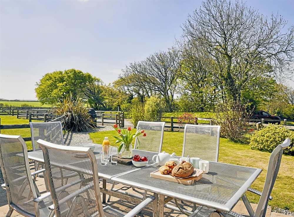 Outdoor eating area at The Granary Cottage in Hartland, Devon