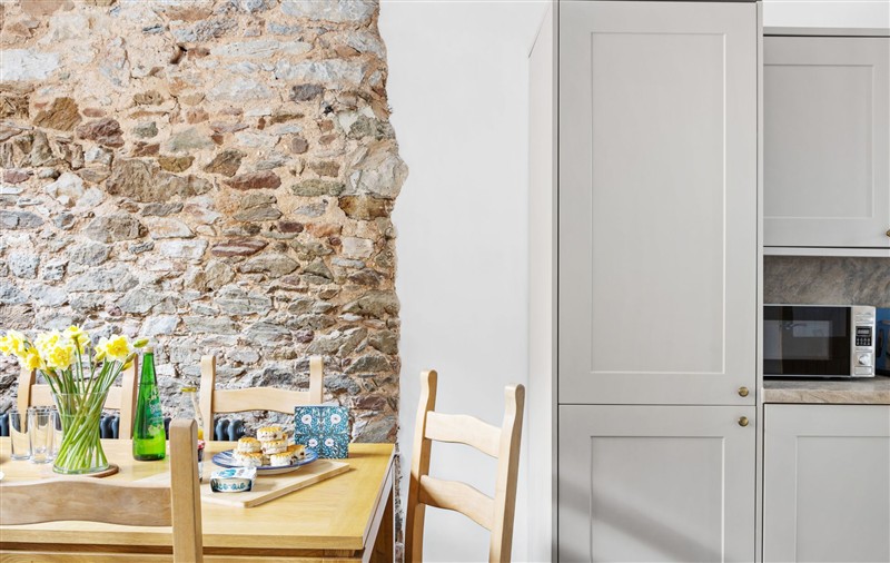 Kitchen (photo 2) at