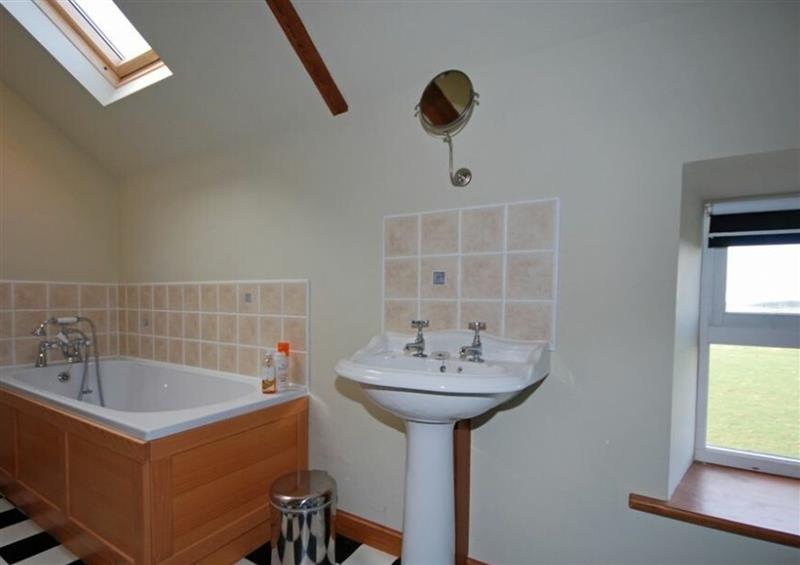 The bathroom at The Granary, Newton-by-the-Sea