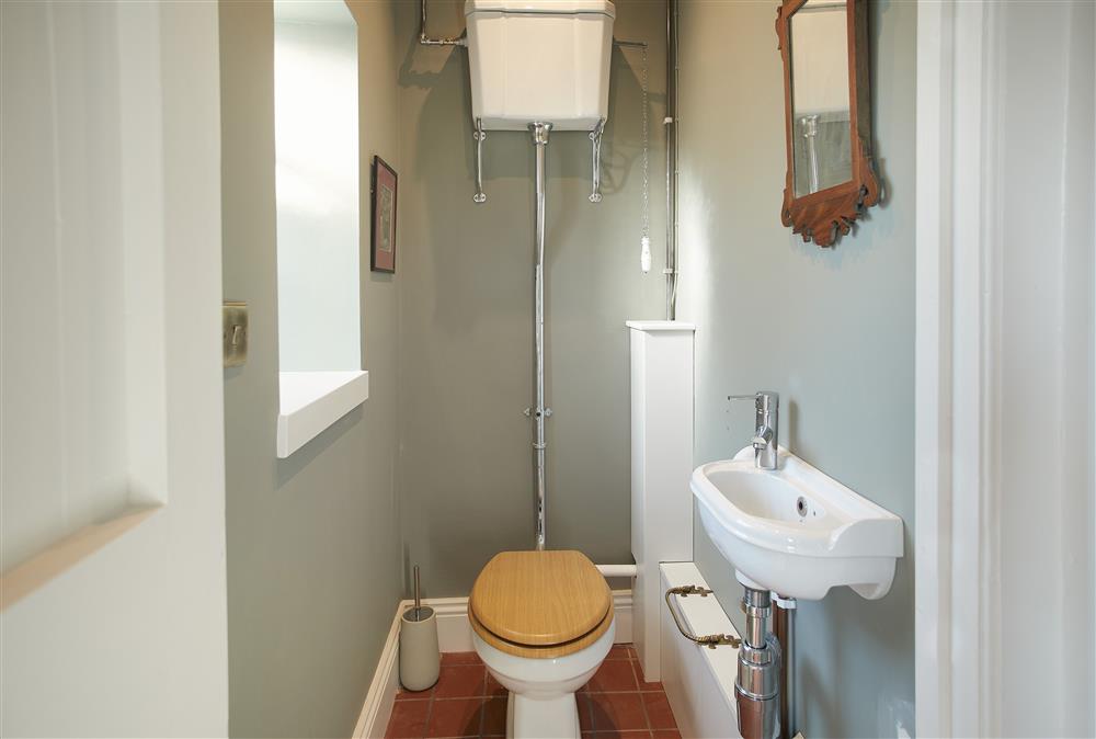 Cloakroom with wc