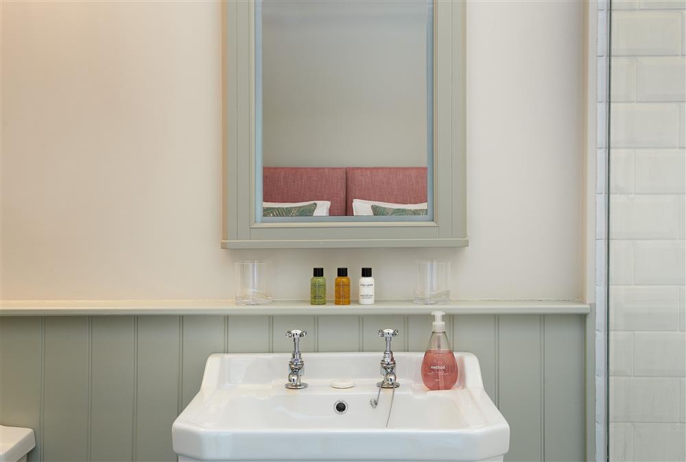 The Groomfts Flat, Herefordshire: Perfectly equipped en-suite bathroom at The Grooms Flat, Leominster