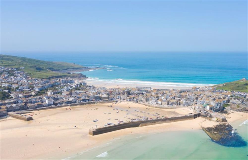 Head to picture-perfect St Ives and explore its cobbled streets with turquoise blue waters as your backdrop 