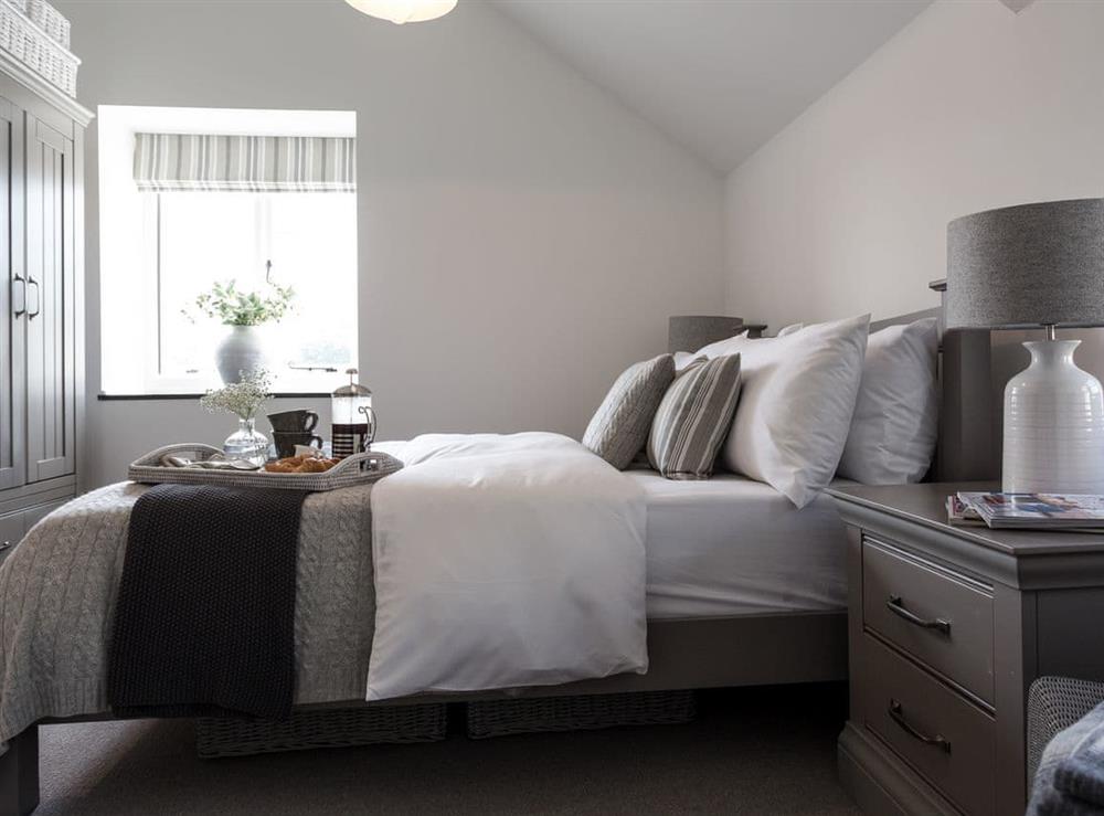 Kingsize bedroom with en-suite (photo 2) at The Hayloft in Boscastle, near Bodmin, Cornwall
