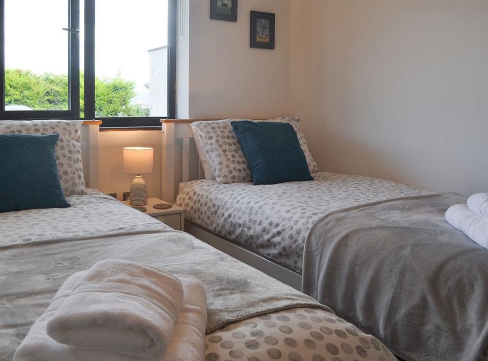 Twin bedroom at The Holiday House in Benllech, Isle of Anglesey, Gwynedd