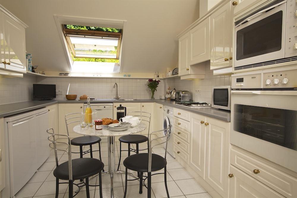 A spacious fully fitted kitchen with table and chairs at The Hoot in Sandhills Road, Salcombe