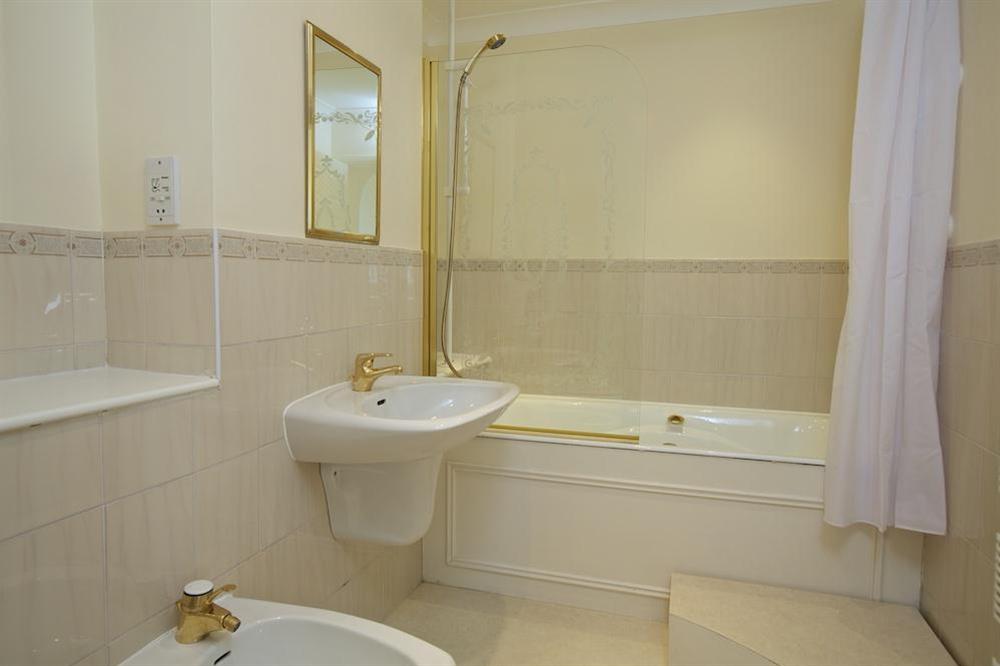 En suite bathroom at The Hoot in Sandhills Road, Salcombe