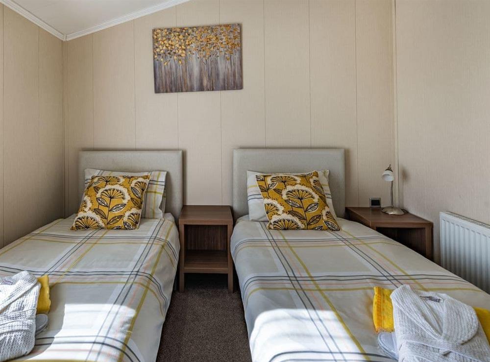 Twin bedroom (photo 2) at Buff Lake, 