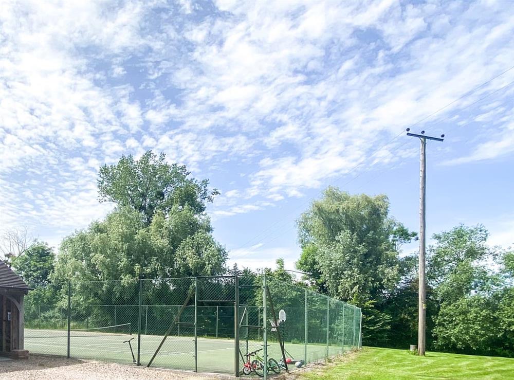 Tennis court at The Learpool Barn in The Learpool Barn, Worcestershire