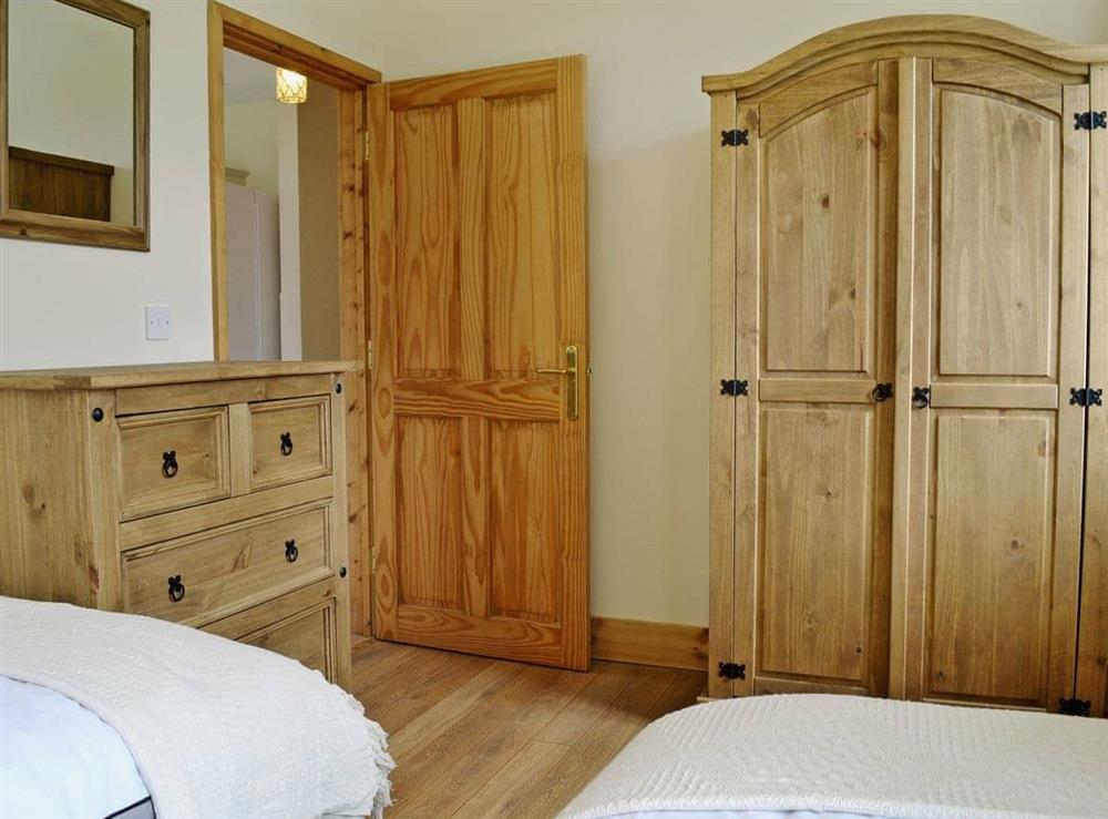 Comfortable twin bedroom (photo 2) at The Little Barn in Woodchurch, near Ashford, Kent