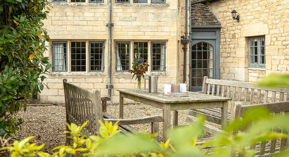 The outdoor seating and table at The Little Fleece in Stroud, Gloucestershire