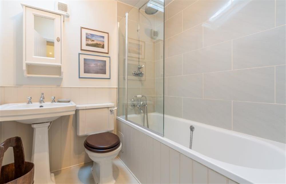 Ground floor: Master bedroom en-suite at The Little House, Brancaster near Kings Lynn