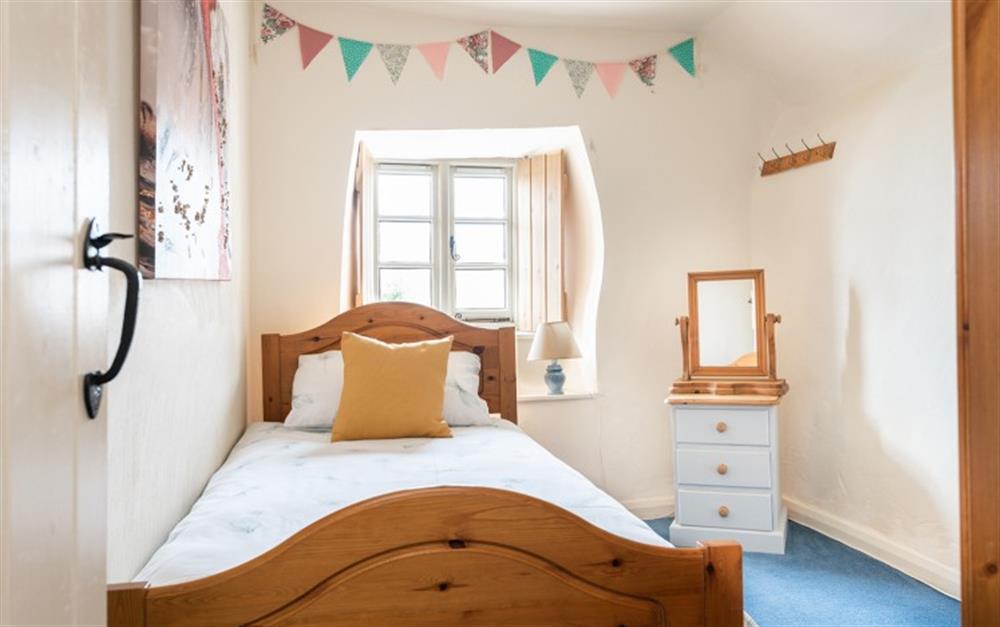 The bright and cheery twin/single bedroom at The Little House in Stokenham