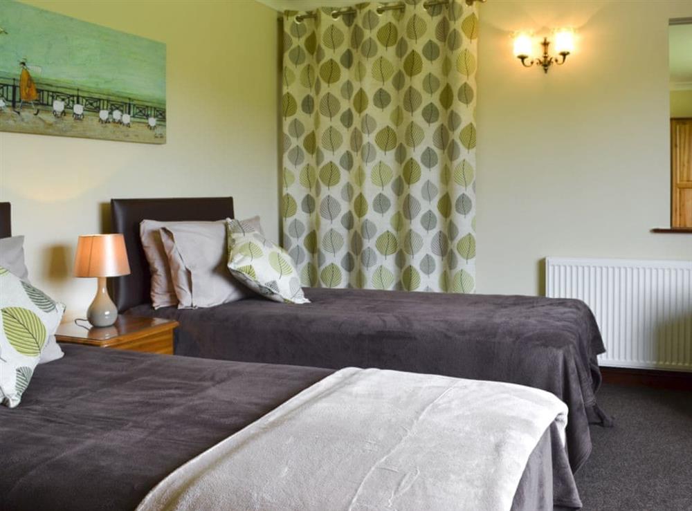 Cosy bedroom with twin beds at The Lodge in Brandesburton, near Driffield, North Humberside