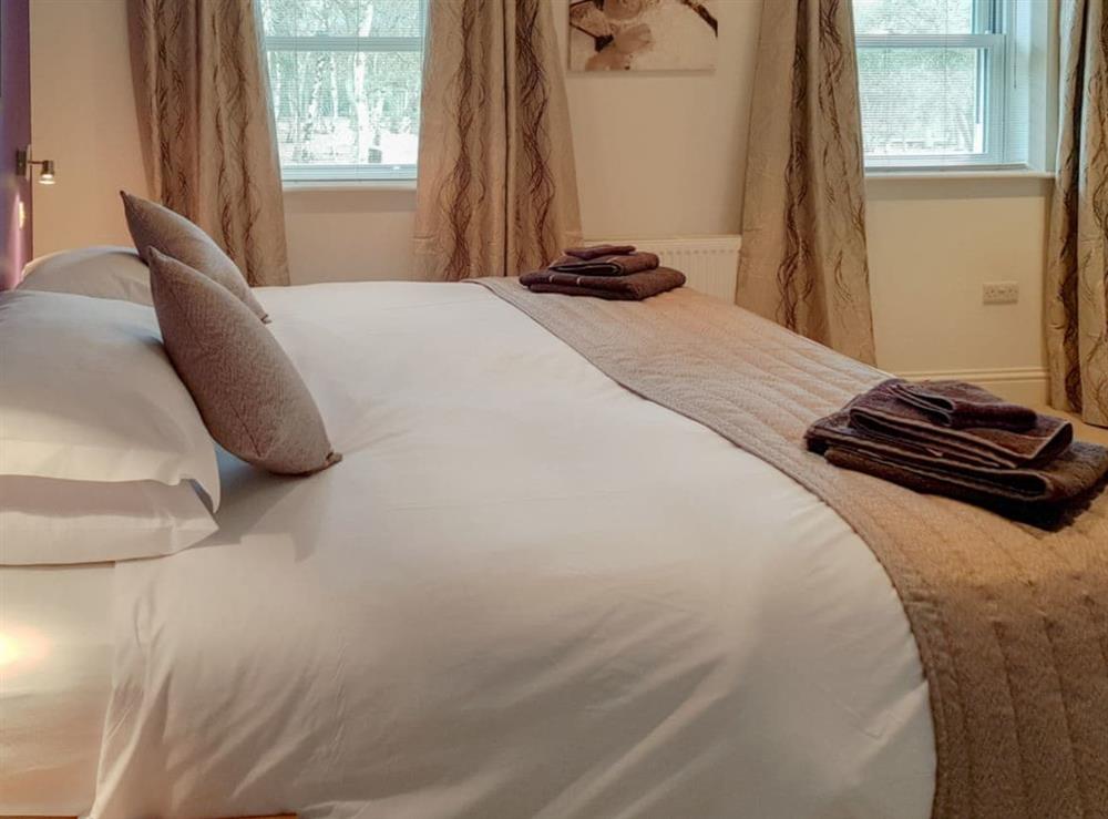 Comfortable bedroom on the first floor with kingsize bed and en-suite at The Lodge in North Duffield, near York, North Yorkshire