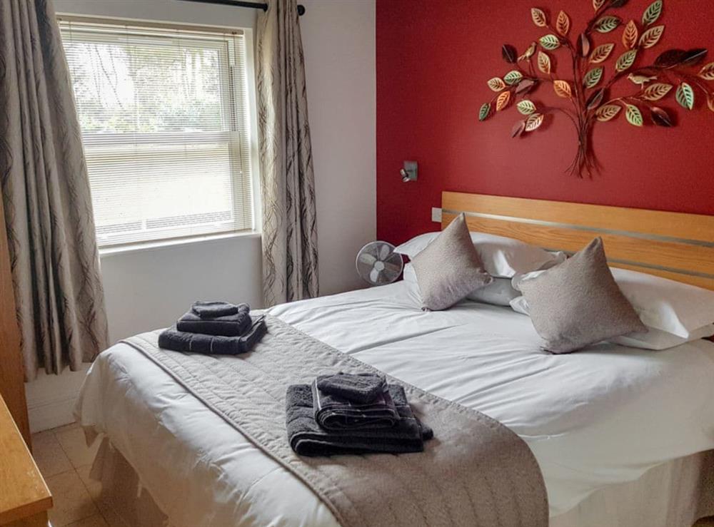 Comfortable bedroom with en-suite at The Lodge in North Duffield, near York, North Yorkshire