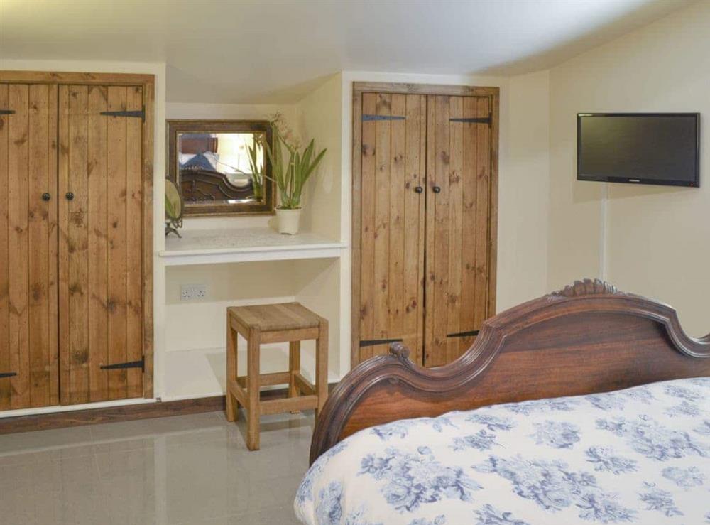 Ample storage within double bedroom at Bluebell Lodge, 