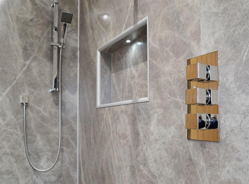 Wonderful en-suite shower room at Sweet Meadow Lodge, 