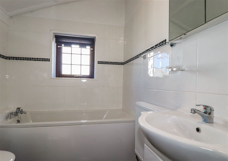 The bathroom at The Loft, Probus