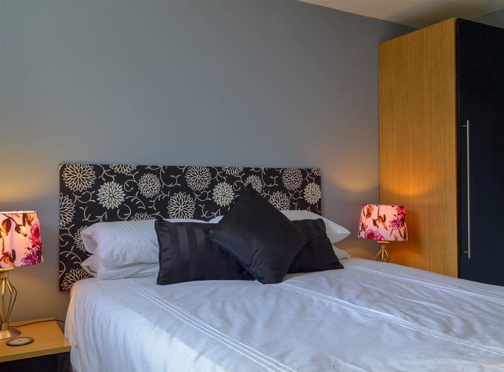 Comfortable double bedroom with en-suite at The Long Barn in Stoke-On-Trent, Staffordshire