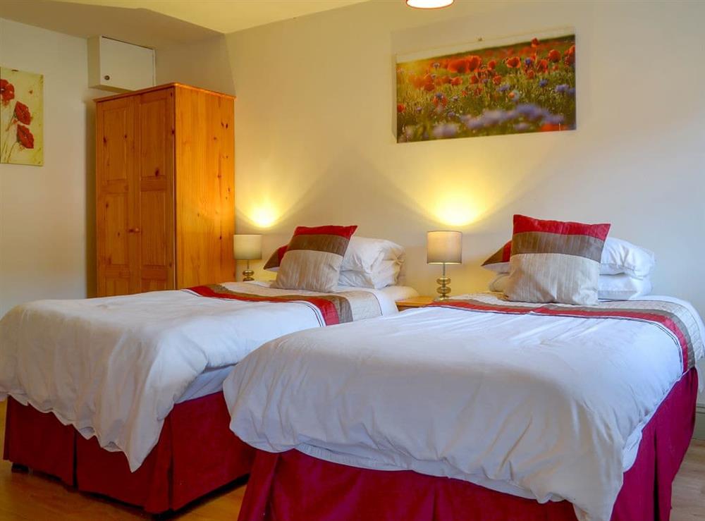 Twin bedroom with en-suite at The Long Barn in Stoke-On-Trent, Staffordshire
