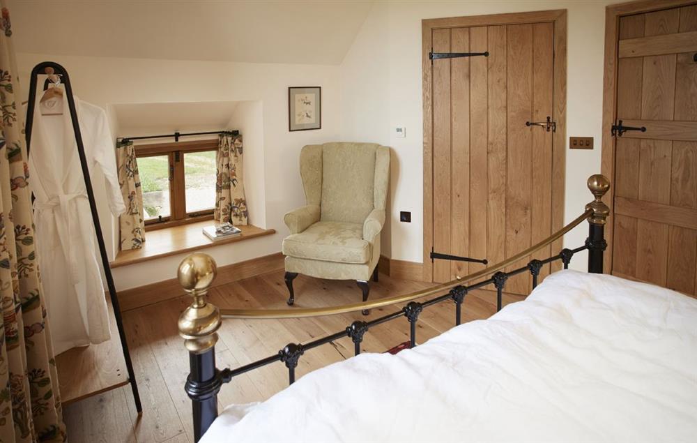 The Tudor bedroom with 5’ king size bed and en-suite shower room (photo 2) at The Longbarn at Caerfallen, Ruthin
