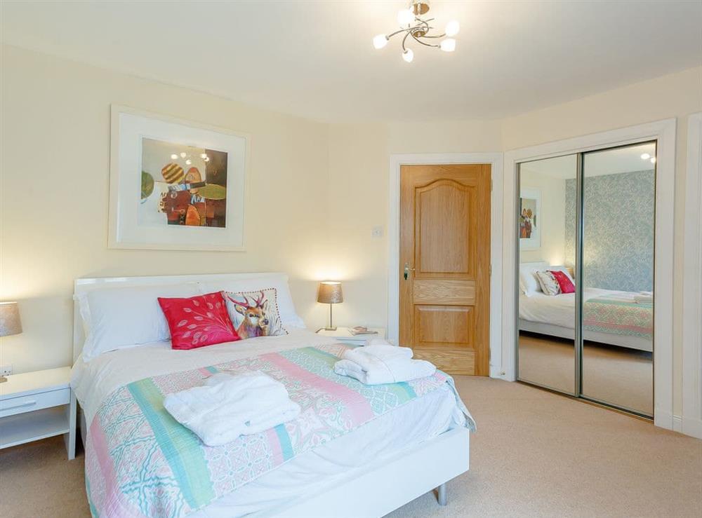 Double bedroom with en-suite at The Lookout in Aviemore, Highlands, Inverness-Shire