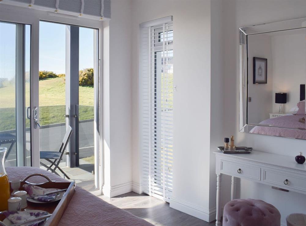 Light and airy en-suite king size double bedroom at The Lookout in Portpatrick, Wigtownshire