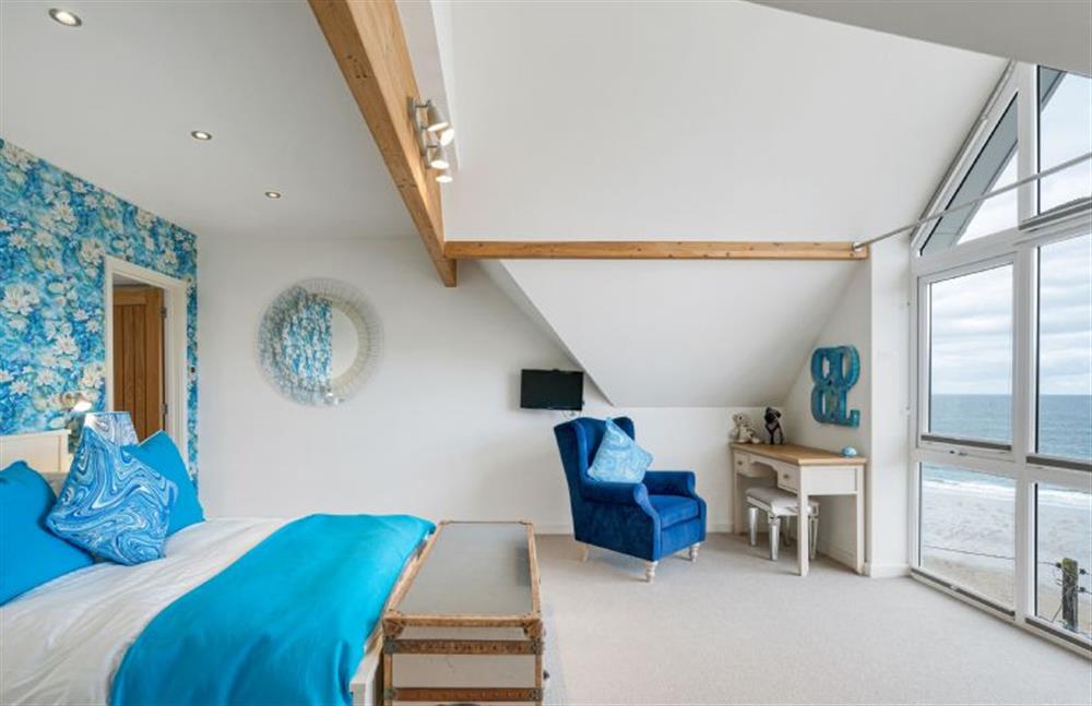 Bedroom four with 5’ king-size bed and en-suite at The Lookout, Portreath