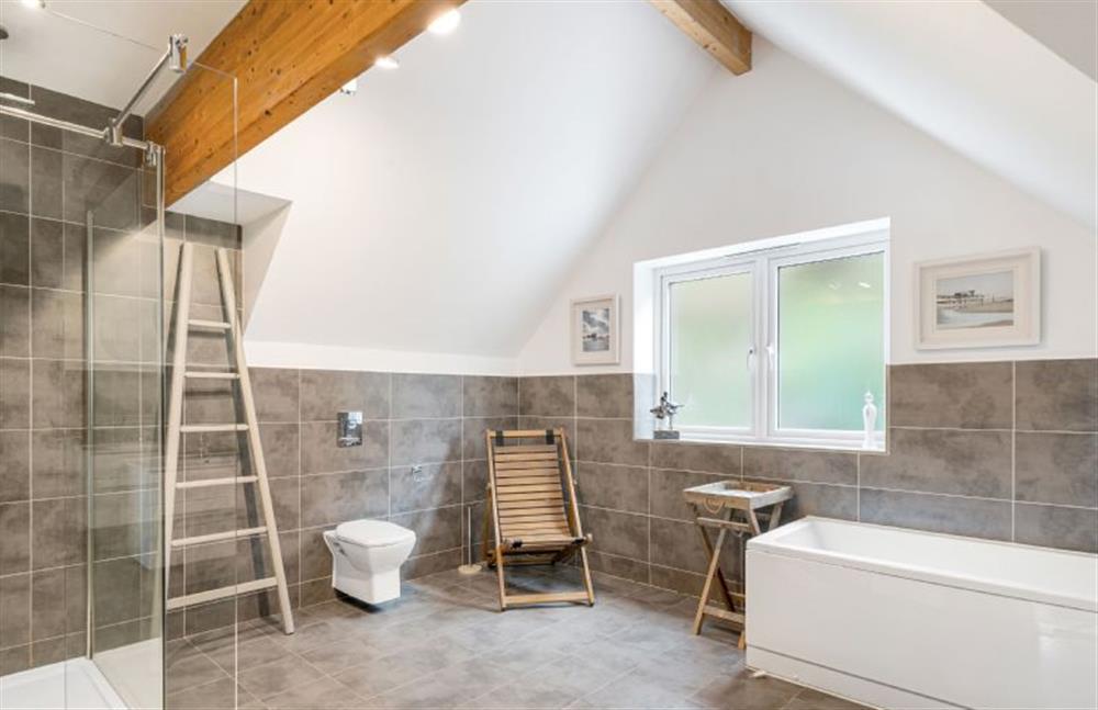 Bedroom three en-suite with bath, shower, wash basin and WC at The Lookout, Portreath
