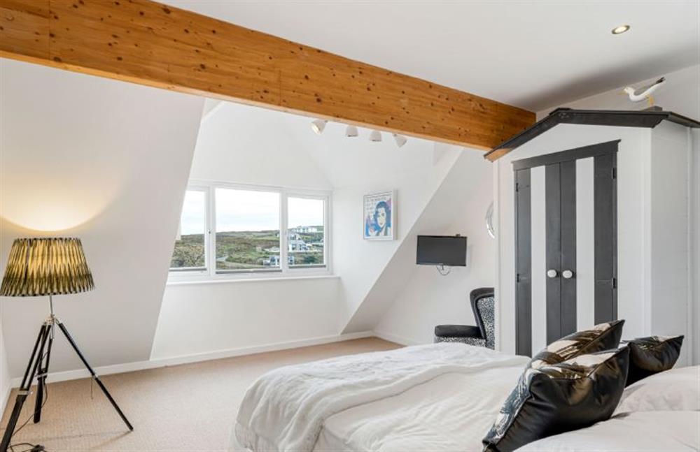Bedroom three with 5’ king-size bed and en-suite at The Lookout, Portreath