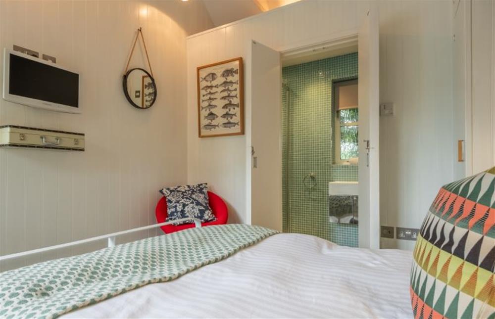 Ground floor: Bedroom two has en-suite bathroom at The Lookout, Salthouse near Holt