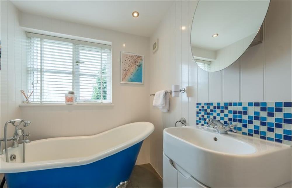 Ground floor: En-suite bathroom in master bedroom (photo 2) at The Lookout, Salthouse near Holt