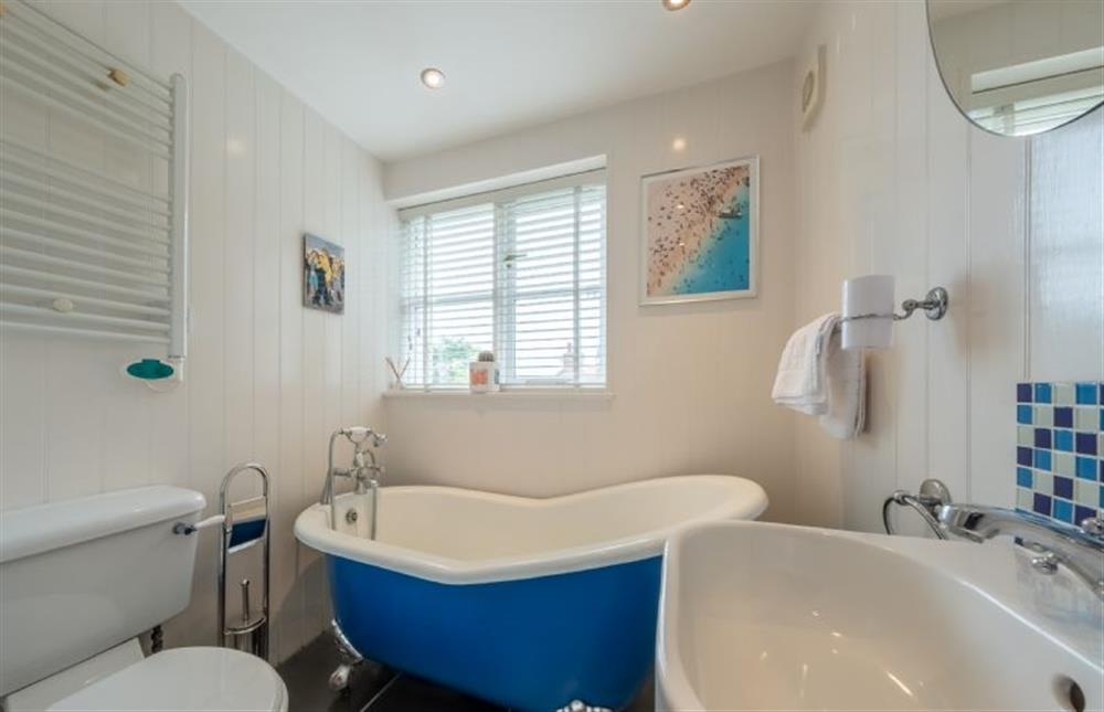 Ground floor: En-suite bathroom in master bedroom at The Lookout, Salthouse near Holt
